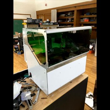 Shimmy MMSLA 3D-Drucker mit dualem Vat-System für Multi-Material-Anwendungen von MAASS 3D-Drucker Shimmy MMSLA von MAASS mit grünem Schutzgehäuse und innovativem dualem Vat-System für Multi-Material-Druck