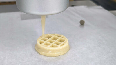 Nahaufnahme eines 3D-Druckers, der Erbsenprotein-Gel in einer stabilen Struktur formt