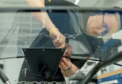 Ingenieur montiert 3D-gedruckten Luftkanal für NASCAR-Fahrzeug Ein Ingenieur befestigt einen 3D-gedruckten Luftkanal von Stratasys in einem NASCAR-Fahrzeug, um Fahrer während des Rennens zu kühlen.