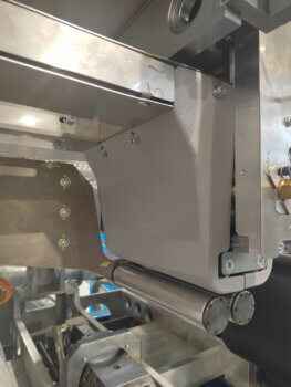 3D-gedruckter Schutzdeckel bei ArcelorMittal ersetzt nicht passendes Aluminiumteil 3D-gedrucktes Bauteil bei ArcelorMittal zur Optimierung von Passgenauigkeit und Fertigungsprozessen