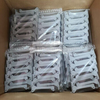 Karton mit vakuumverpackten Bauteilen aus dem 3D-Druck bei Laser Modeling Israel