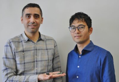 Belal Alnajjar und Anh Chu von SpinMagIC mit 3D-gedrucktem Magneten für Quantensensorik Zwei Forscher von SpinMagIC präsentieren einen 3D-gedruckten Magneten für tragbare Quantensensoren, entwickelt in den Labors der Universität Stuttgart.