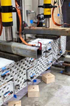 Belastungstest von 3D-gedruckten Betonsegmenten für militärische Anwendungen. Nahaufnahme der Belastungstests von 3D-gedruckten Betonsegmenten, durchgeführt von der Universität Reno im Rahmen eines militärischen Forschungsprojekts.