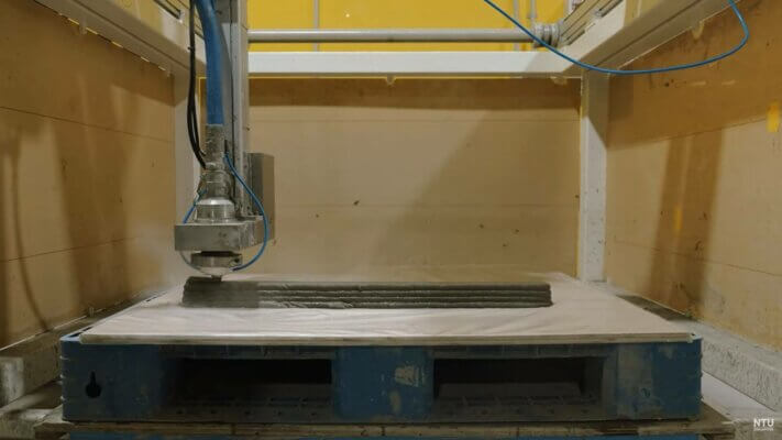 3D-Druck von Beton mit CO₂-Speicherung zur Reduktion von Emissionen 3D-Betondrucker beim Drucken einer CO₂-speichernden Betonstruktur auf einer Palette