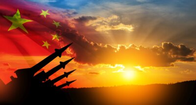 PLA integriert 3D-Druck und Drohnen für moderne Waffenwartung. Silhouetten von Raketen mit chinesischer Flagge und Sonnenuntergang im Hintergrund, symbolisierend die Modernisierung des chinesischen Militärs mit 3D-Druck und Drohnentechnologie.
