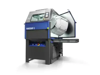 Das Powershot X-System von DyeMansion mit geöffneter Klappe, das eine Trommel für die automatisierte Reinigung und Oberflächenveredelung zeigt