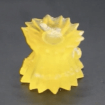 Flüssigkristall-Elastomer-Struktur, gedruckt mit innovativer 3D-Drucktechnik der Oregon State University Eine gelbe Flüssigkristall-Elastomer-Struktur, die direkt nach dem 3D-Druck Bewegungs- und Formveränderungen ausführen kann