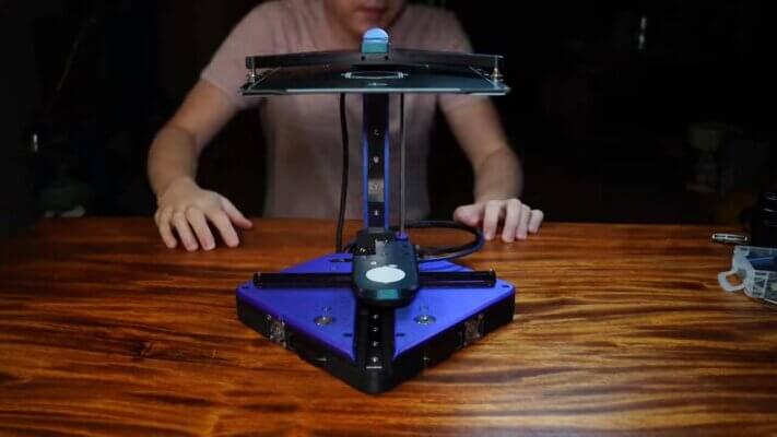 Der kompakte Lemontron 3D-Drucker mit kopfüber Druckbett auf einem Holztisch