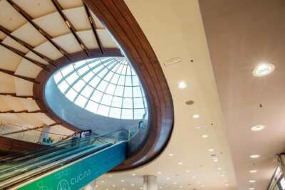 Deckenansicht im Megalò Shopping Center mit 3D-gedruckten LED-Leuchten von Signify