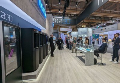 Nexa3D-Messestand auf der Formnext 2022 mit Präsentation der 3D-Drucktechnologie vor Publikum.