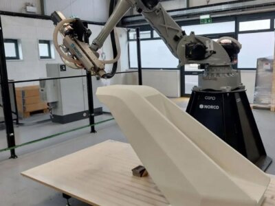 Sechsachsiger Roboterarm mit S25-Extruder von Norco für großformatige 3D-Druckanwendungen. Großformatiger 3D-Druck mit einem sechsachsigen Roboterarm und S25-Extruder in einer Fertigungsanlage von Norco.