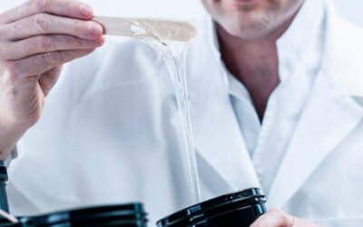 Ein Wissenschaftler analysiert die Eigenschaften eines Photopolymers für den Einsatz im 3D-Druck