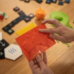 Lehrkraft zeigt ein 3D-gedrucktes, taktiles Lernmodell, entwickelt im Rahmen der Monash University Leitlinien für inklusives Lernen.