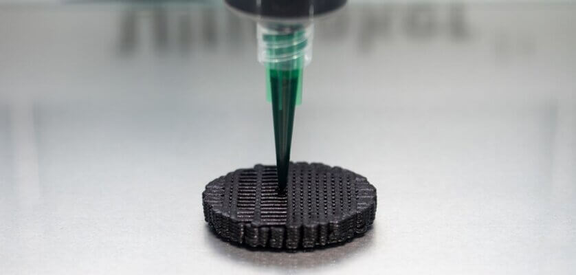 Nahaufnahme einer 3D-gedruckten, biologisch abbaubaren Pilzbatterie zur nachhaltigen Stromerzeugung für Sensoren.