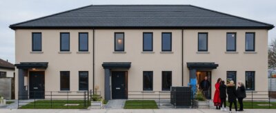Modernes Sozialwohnungsprojekt in Irland, erstellt mit 3D-Drucktechnologie von Harcourt Technologies Ltd. Fertiggestelltes Sozialwohnungsprojekt in Grange Close, Irland, gebaut mit 3D-Drucktechnologie, 35 % schnellere Bauzeit.