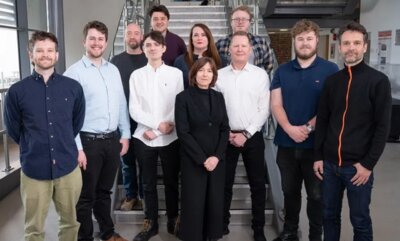 Team von Atomik AM nach der Investition von 125.000 Pfund für die Weiterentwicklung innovativer Binder-Jetting-3D-Drucktechnologien Gruppenfoto des Teams von Atomik AM, einem britischen Unternehmen, das in die Kommerzialisierung neuer Binder-Jetting-3D-Drucklösungen investiert