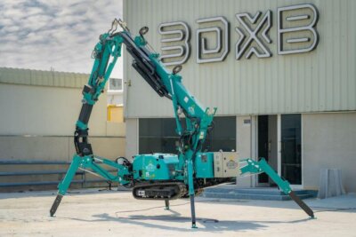 MaxiPrinter von 3DXB: Fortschrittliche 3D-Betondruck-Technologie für nachhaltige Bauprojekte in den VAE Der MaxiPrinter, ein moderner 3D-Betondrucker der 3DXB Group, vor dem Firmengebäude, entwickelt für nachhaltige Bauprojekte.