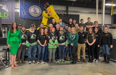 Team von MELD Manufacturing mit der CD-14-Roboterarmmaschine, ausgezeichnet als einer der besten Arbeitgeber Virginias 2025. Teamfoto von MELD Manufacturing vor der CD-14-Roboterarmmaschine, aufgenommen anlässlich der Auszeichnung als einer der besten Arbeitgeber Virginias 2025.