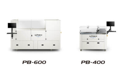 Keramische 3D-Drucker PB-600 und PB-400 von Roland DG mit Binder-Jetting-Technologie Die keramischen 3D-Drucker PB-600 und PB-400 von Roland DG in einer Produktpräsentation, mit integriertem Monitor und geschlossenem Gehäuse