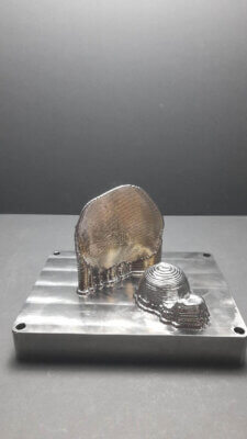 Prototypen einer Radiusplatte und eines Hüftimplantats aus Titan, gefertigt mit der DED-LB/M-Technologie des ATILA-Projekts zur Optimierung der Materialausnutzung.