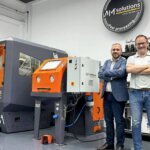 Pablo Murillo und Xavier Pardo vor der S1 Strahlanlage von AM Solutions, verwendet für automatisierte Nachbearbeitungsprozesse bei Aitiip