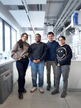 ISTA-Forscherteam entwickelt 3D-gedruckte thermoelektrische Materialien für effiziente Kühlung Vier Forscher des ISTA stehen in einem modernen Labor, in dem neue 3D-gedruckte thermoelektrische Materialien für Kühlanwendungen entwickelt wurden