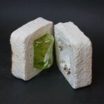 3D-gedruckte Verpackung aus Kaffeesatz mit gewachsenem Myzel, schützt ein grünes Glas als umweltfreundliche Alternative zu Styropor