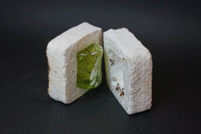 Nachhaltige 3D-gedruckte Verpackung aus Kaffeesatz und Pilzmyzel als umweltfreundliche Alternative zu Styropor 3D-gedruckte Verpackung aus Kaffeesatz mit gewachsenem Myzel, schützt ein grünes Glas als umweltfreundliche Alternative zu Styropor