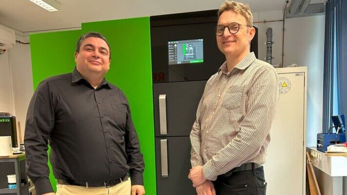 Modernes 3D-Drucklabor am Umwelt-Campus Birkenfeld mit neuer Metallpulver-Druckanlage Zwei Experten im 3D-Drucklabor des Umwelt-Campus Birkenfeld vor einer Metallpulver-3D-Druckanlage