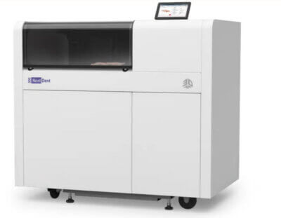 NextDent 300 MultiJet – 3D-Drucker für Zahnprothesen von 3D Systems NextDent 300 MultiJet 3D-Drucker von 3D Systems für den schnellen Druck patientenspezifischer Zahnprothesen