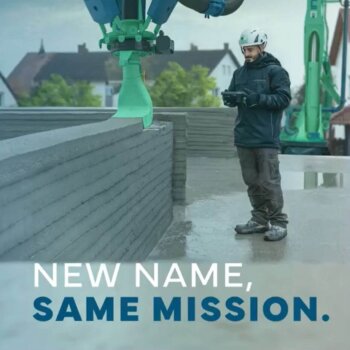 Ein Bauarbeiter steuert den mobilen 3D-Betondrucker INSTATIQ P1 von Putzmeister, während der Roboterarm eine Betonwand druckt