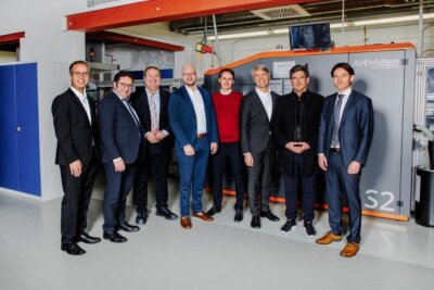 Eröffnung der SLS-Demofabrik in Bayreuth mit Vertretern aus Industrie, Forschung und Politik Gruppenfoto bei der Eröffnung der SLS-Demofabrik in Bayreuth mit Experten aus Industrie, Forschung und Politik