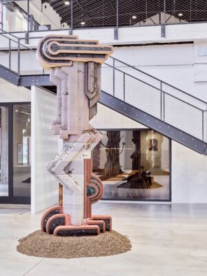 Detailansicht einer 3D-gedruckten Betonskulptur von Matyáš Chochola in der Ausstellung The Virtues and Vices of Our Time im EPO1 Art Center, Höhe bis zu vier Meter