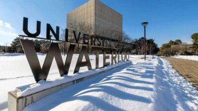 University of Waterloo erhält Förderung für nachhaltige additive Fertigung Schriftzug der University of Waterloo im Schnee – Hochschule erhält 5 Millionen US-Dollar für Forschung im Metall-3D-Druck