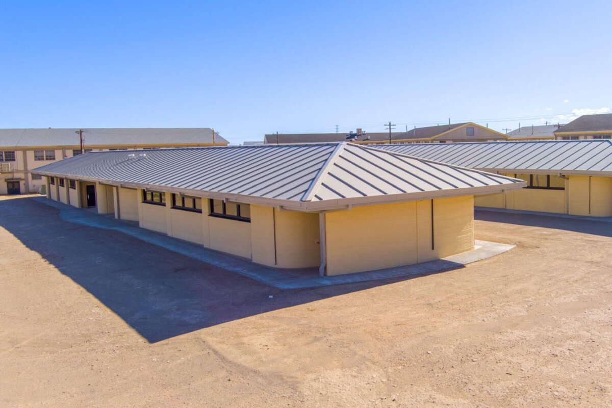 Eine 3D-gedruckte Kaserne auf einem Militärstützpunkt in Fort Bliss, Texas, mit flachem Dach und beigem Außenanstrich, errichtet durch additive Fertigung.