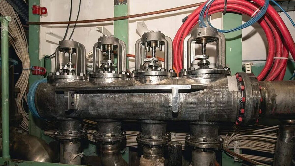 Metallene Ventilverteilerbaugruppe, gefertigt mit 3D-Druck, installiert auf dem Flugzeugträger USS Enterprise (CVN 80)