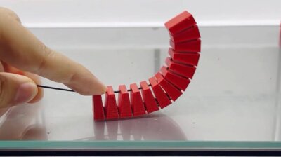 3D-gedruckter, kabelgetriebener Mechanismus mit „Xstrings“-Technologie des MIT Flexibler 3D-gedruckter Mechanismus, der durch ein integriertes Kabel gesteuert wird, entwickelt mit „Xstrings“ vom MIT
