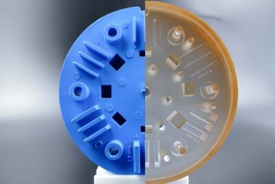 3D-gedruckter Werkzeugeinsatz und Spritzguss-Bauteil aus Flüssigsilikon Ein additiv gefertigter Werkzeugeinsatz aus Harz und das damit hergestellte Silikonbauteil im Vergleich