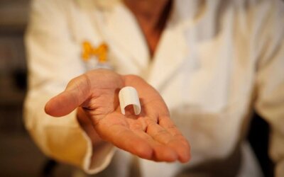 3D-gedrucktes, bioresorbierbares Tracheobronchialimplantat für FDA-Studie an der University of Michigan Nahaufnahme eines 3D-gedruckten, bioresorbierbaren Tracheobronchialimplantats in der Hand eines Forschers der University of Michigan