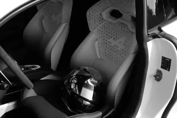 Innenraum des Alpine A110 S Art Car mit 3D-gedruckten Schalensitzen und Rennhelm auf dem Fahrersitz