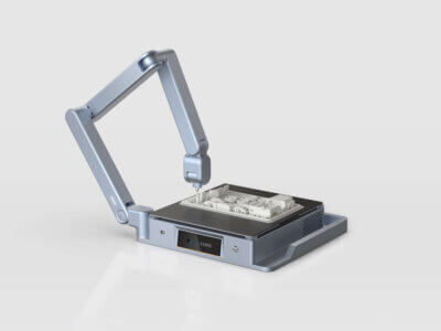 Mobiler 3D-Drucker von Anycubic mit Druckobjekt und geneigtem Druckarm während der Arbeit