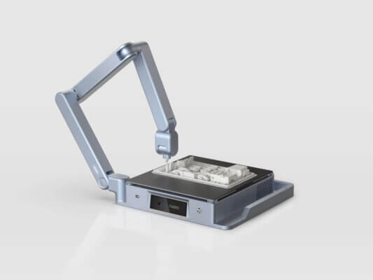 Mobiler 3D-Drucker von Anycubic mit Druckobjekt und geneigtem Druckarm während der Arbeit