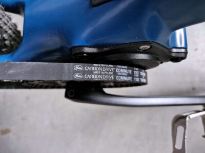 Carbonriemenantrieb am 3D-gedruckten Fahrrad von URWAHN Nahaufnahme des Carbonriemenantriebs an einem 3D-gedruckten Fahrradrahmen von URWAHN