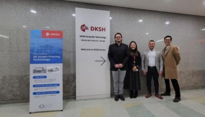 Exentis und DKSH bündeln Kräfte für den 3D-Druck-Markt in Südkorea Vier Personen vor einem DKSH-Logo und einem Banner zur 3D-Siebdrucktechnologie, Symbol der Kooperation zwischen Exentis und DKSH in Südkorea