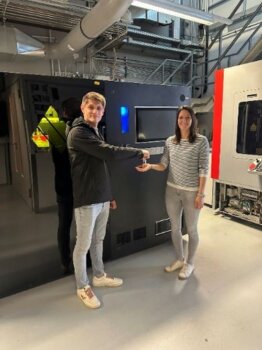 Übergabe des MMJ ProX 3D-Druckers von AMAREA Technology an das Fraunhofer IKTS zur Förderung der Multimaterial-3D-Druck-Forschung Steven Weingarten von AMAREA Technology übergibt den MMJ ProX 3D-Drucker an Lisa Gottlieb vom Fraunhofer IKTS für Forschungszwecke