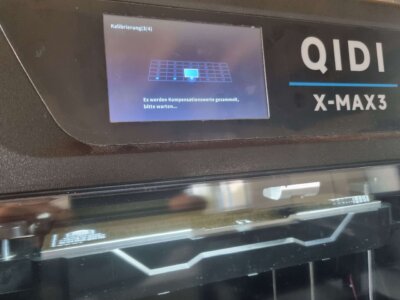 Automatische Kalibrierung des QIDI TECH X-Max 3 bei Schritt 3 von 4.