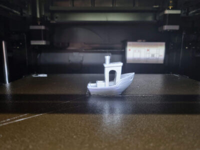 3DBenchy wird auf dem QIDI TECH X-Max 3 gedruckt.
