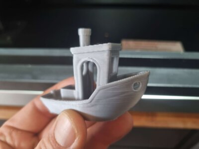 Nahaufnahme des 3DBenchy Testdrucks auf dem QIDI TECH X-Max 3.