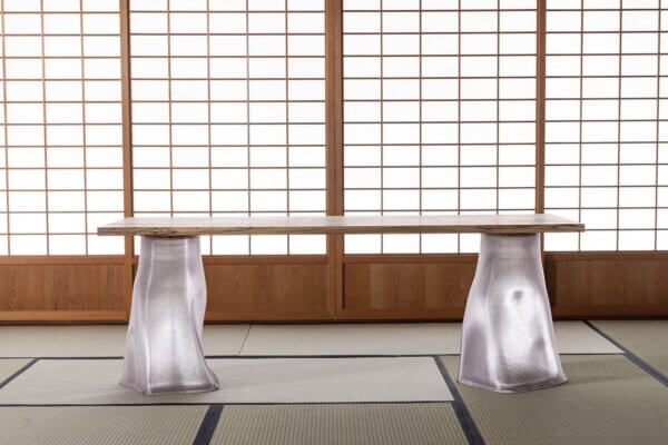 3D-gedruckte Strukturen als nachhaltige Designlösung für Möbel und Architektur Nahaufnahme eines transluzenten, 3D-gedruckten Tischbeins auf einer traditionellen Tatami-Matte