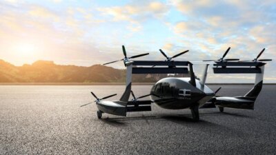 Vertiia Wasserstoff-VTOL mit 3D-gedrucktem Kühlsystem am Rollfeld bei Sonnenaufgang Wasserstoffbetriebenes Vertiia VTOL-Flugzeug von AMSL Aero bei Sonnenaufgang auf dem Rollfeld mit sichtbaren Rotoren und aerodynamischem Design